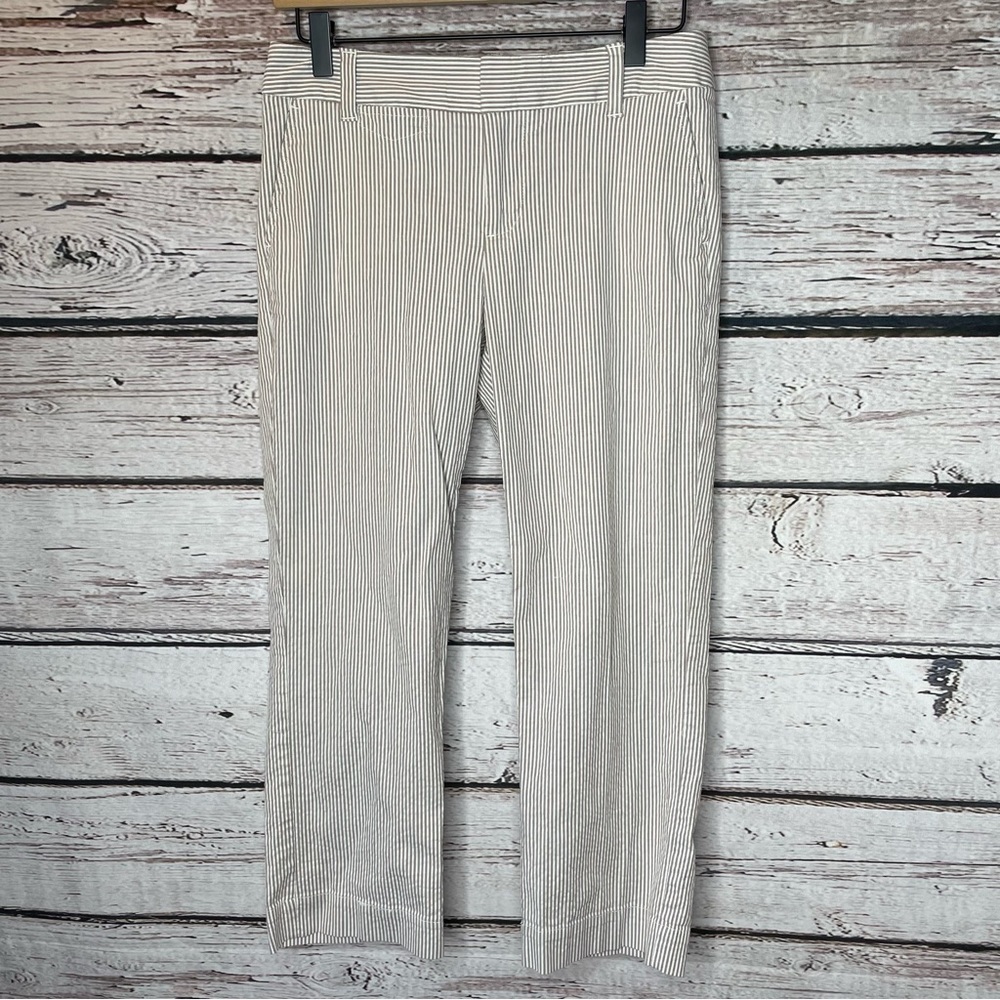 GAP Curvy Fit Cropped Leg Seersucker Pant Beige White‎ Pin Striped Size 1
